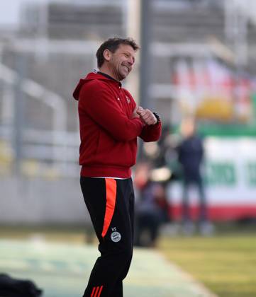 Fussball, Herren, Regionalliga Bayern, Saison 2024 2025, FC Bayern München Amateure - 1. FC Schweinfurt 05, Grünwalder Stadion Holger Seitz, Trainer (FC Bayern München II) an der Seitenlinie stehend, amüsiert, Gesichtsausdruck, Mimik, Geste