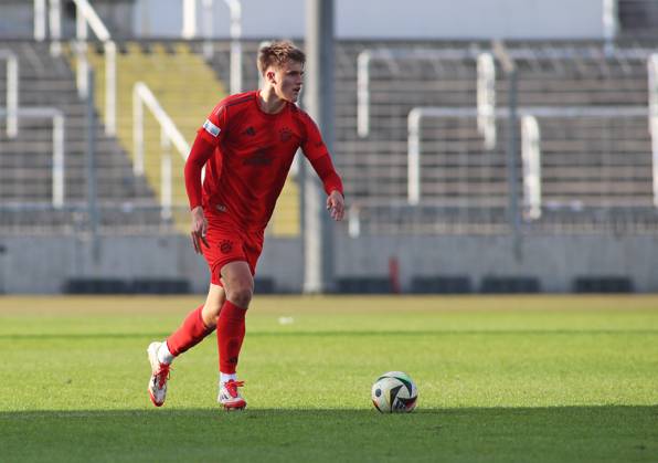 Fussball, Herren, Regionalliga Bayern, Saison 2024 2025, FC Bayern München Amateure - 1. FC Schweinfurt 05, Grünwalder Stadion Paul Scholl (FC Bayern München II) mit Ball im Angriff