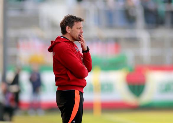 Fussball, Herren, Regionalliga Bayern, Saison 2024 2025, FC Bayern München Amateure - 1. FC Schweinfurt 05, Grünwalder Stadion Holger Seitz, Trainer (FC Bayern München II) an der Seitenlinie stehend, Hand am Mund, nachdenklich, in Gedanken, überlegen