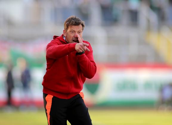 Fussball, Herren, Regionalliga Bayern, Saison 2024 2025, FC Bayern München Amateure - 1. FC Schweinfurt 05, Grünwalder Stadion Holger Seitz, Trainer (FC Bayern München II) an der Seitenlinie stehend, streckt den rechten Arm aus, rufen, schreien, Anweisungen geben