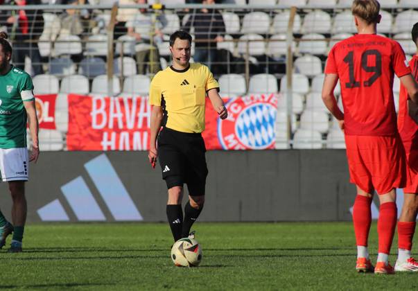 Fussball, Herren, Regionalliga Bayern, Saison 2024 2025, FC Bayern München Amateure - 1. FC Schweinfurt 05, Grünwalder Stadion Schiedsrichter Lothar Ostheimer auf dem Platz