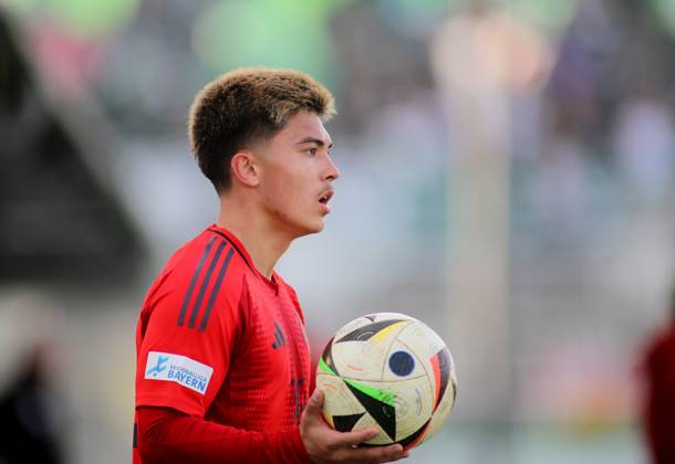Fussball, Herren, Regionalliga Bayern, Saison 2024 2025, FC Bayern München Amateure - 1. FC Schweinfurt 05, Grünwalder Stadion Angelo Brückner Brueckner (FC Bayern München II) mit einem Ball in den Händen, seitlich im Profil