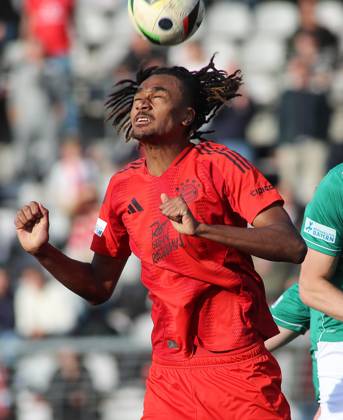 Fussball, Herren, Regionalliga Bayern, Saison 2024 2025, FC Bayern München Amateure - 1. FC Schweinfurt 05, Grünwalder Stadion Jonah Kusi-Asare (FC Bayern München II) bei einem Kopfball, Kopf, Oberkörper