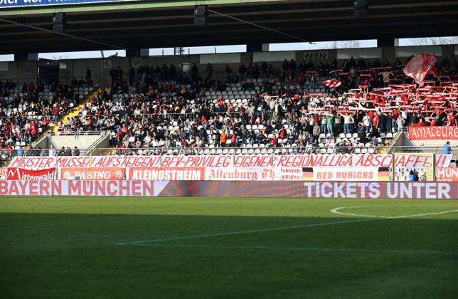 Fussball, Herren, Regionalliga Bayern, Saison 2024 2025, FC Bayern München Amateure - 1. FC Schweinfurt 05, Grünwalder Stadion Banner der FC Bayern Fans, Meister müssen Aufsteigen, BFV Privileg eigener Regionalliga abschaffen