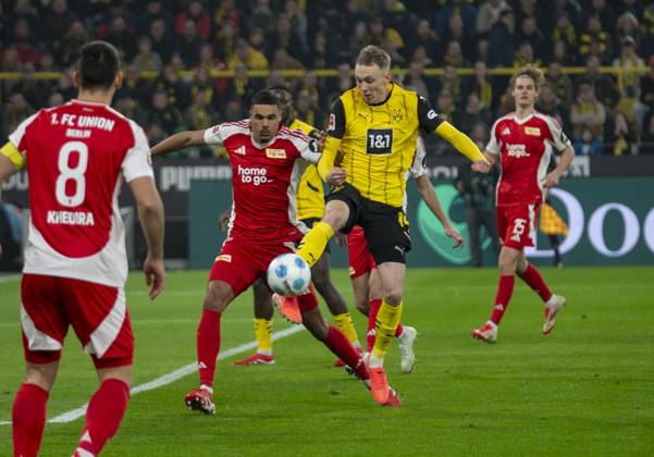 Maximilian Beier (Borussia Dortmund, 14) im Zweikampf mit Danilho Doekhi (FC Union Berlin, 5) 22.02.2025, Fussball, 1. Bundesliga: Borussia Dortmund - Union Berlin in Dortmund, Signal Iduna Park, Saison 2024 2025 DFL regulations prohibit any use of photographs as image sequences and or quasi-video. Copyright: HMBxMedia xMarcoxBader