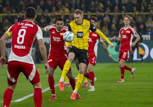 Maximilian Beier (Borussia Dortmund, 14) im Zweikampf mit Danilho Doekhi (FC Union Berlin, 5) 22.02.2025, Fussball, 1. Bundesliga: Borussia Dortmund - Union Berlin in Dortmund, Signal Iduna Park, Saison 2024 2025 DFL regulations prohibit any use of photographs as image sequences and or quasi-video. Copyright: HMBxMedia xMarcoxBader