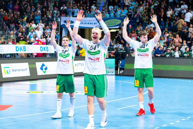 Justus Fischer (TSV Hannover-Burgdorf, Nr. 54) (v.l.), TSV Hannover-Burgdorf (weiss) gegen HSG Wetzlar (weiss) am 20. Spieltag der Saison 2024 2025 in der DAIKIN Handball-Bundesliga (22.02.2025, ZAG Arena (Hannover, GER), Copyright: xJanxGuentherx xTSVxHannover-Burgdorfx
