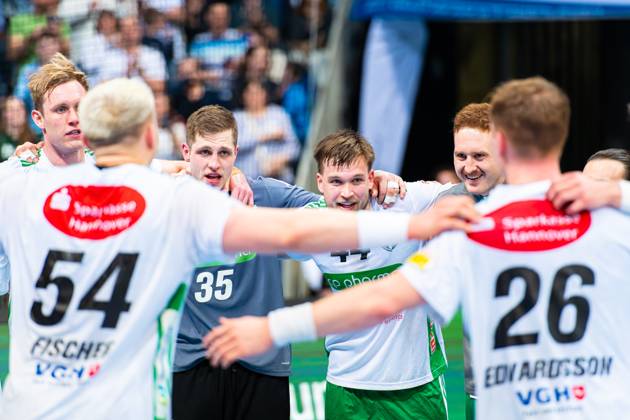 Joel Birlehm (TSV Hannover-Burgdorf, Nr. 35) Thomas Solstad (TSV Hannover-Burgdorf, Nr. 44) (v.l.), TSV Hannover-Burgdorf (weiss) gegen HSG Wetzlar (weiss) am 20. Spieltag der Saison 2024 2025 in der DAIKIN Handball-Bundesliga (22.02.2025, ZAG Arena (Hannover, GER), Copyright: xJanxGuentherx xTSVxHannover-Burgdorfx