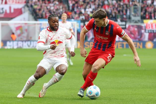23.02.2025, xtgx, Fussball 1. Bundesliga, RB Leipzig - 1. FC Heidenheim emspor, v.l. Ridle Baku (Leipzig), Luca Kerber (Heidenheim, 20) Zweikampf, Duell, Kampf, tackle (DFL DFB REGULATIONS PROHIBIT ANY USE OF PHOTOGRAPHS as IMAGE SEQUENCES and or QUASI-VIDEO) Leipzig