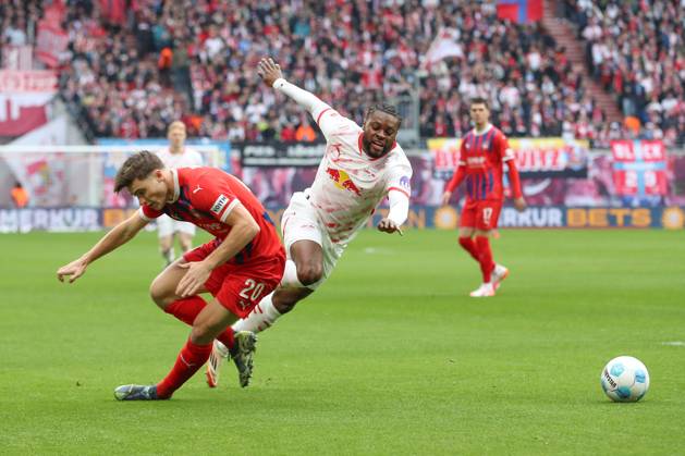 23.02.2025, xtgx, Fussball 1. Bundesliga, RB Leipzig - 1. FC Heidenheim emspor, v.l. Luca Kerber (Heidenheim, 20), Ridle Baku (Leipzig) Zweikampf, Duell, Kampf, tackle (DFL DFB REGULATIONS PROHIBIT ANY USE OF PHOTOGRAPHS as IMAGE SEQUENCES and or QUASI-VIDEO) Leipzig