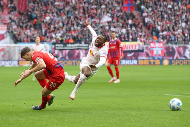 23.02.2025, xtgx, Fussball 1. Bundesliga, RB Leipzig - 1. FC Heidenheim emspor, v.l. Luca Kerber (Heidenheim, 20), Ridle Baku (Leipzig) Zweikampf, Duell, Kampf, tackle (DFL DFB REGULATIONS PROHIBIT ANY USE OF PHOTOGRAPHS as IMAGE SEQUENCES and or QUASI-VIDEO) Leipzig