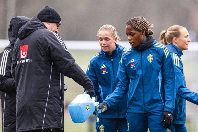 250223 Evelyn Ijeh of the Swedish women s national football team at a training session on February 23, 2025 in Wrexham. Photo: David Rawcliffe BILDBYRAN kod XY XY0048 fotboll football soccer fotball nations league uefa womens nations league träning practice training sverige sweden dam bbeng Copyright: DAVIDxRAWCLIFFE BB250223ZE025