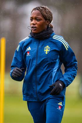 250223 Evelyn Ijeh of the Swedish women s national football team at a training session on February 23, 2025 in Wrexham. Photo: David Rawcliffe BILDBYRAN kod XY XY0048 fotboll football soccer fotball nations league uefa womens nations league träning practice training sverige sweden dam bbeng Copyright: DAVIDxRAWCLIFFE BB250223ZX016