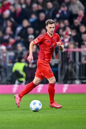 Joshua Kimmich (FC Bayern Muenchen) in Aktion, am Ball, Einzelaktion waehrend des Spiels der 1. Bundesliga zwischen FC Bayern München und Eintracht Frankfurt, Allianz Arena am 23. February 2025 in München, Deutschland. (Foto von Harry Langer DeFodi Images) +++ Joshua Kimmich (FC Bayern Muenchen) controls the Ball during the Bundesliga match between FC Bayern München and Eintracht Frankfurt at Allianz Arena on February 23, 2025 in Munich, Germany. (Photo by Harry Langer DeFodi Images) DFL regulations prohibit any use of photographs as image sequences and or quasi-video. (Photo by Harry Langer DeFodi Images) DFL regulations prohibit any use of photographs as image sequences and or quasi-video.