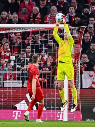 Torwart Manuel Neuer (FC Bayern Muenchen) in Aktion, am Ball, Einzelaktion waehrend des Spiels der 1. Bundesliga zwischen FC Bayern München und Eintracht Frankfurt, Allianz Arena am 23. February 2025 in München, Deutschland. (Foto von Harry Langer DeFodi Images) +++ Torwart Manuel Neuer (FC Bayern Muenchen) controls the Ball during the Bundesliga match between FC Bayern München and Eintracht Frankfurt at Allianz Arena on February 23, 2025 in Munich, Germany. (Photo by Harry Langer DeFodi Images) DFL regulations prohibit any use of photographs as image sequences and or quasi-video. (Photo by Harry Langer DeFodi Images) DFL regulations prohibit any use of photographs as image sequences and or quasi-video.