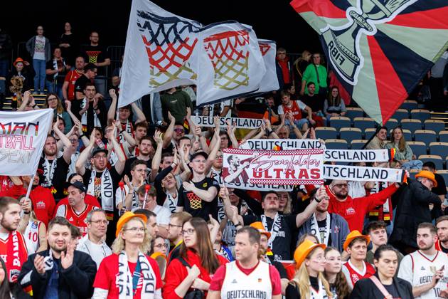Fan, Fans, Zuschauer, jubelt, Jubel, positive Emotionen, positive Emotion, Symbolbild, Symbolfoto, Themenfoto, Themenbild, Deutschland vs. Bulgarien, Basketball, FIBA EuroBasket 2025 Qualifiers, Gruppe D - Spieltag 6, 23.02.2025 Deutschland vs. Bulgarien, Basketball, FIBA EuroBasket 2025 Qualifiers, Gruppe D - Spieltag 6, 23.02.2025 Bamberg Copyright: xEibner-Pressefoto G.xSantemizx EP_GSZ
