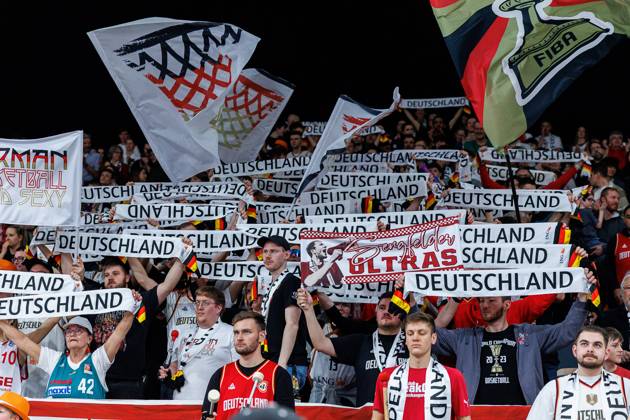 Fan, Fans, Zuschauer, jubelt, Jubel, positive Emotionen, positive Emotion, Symbolbild, Symbolfoto, Themenfoto, Themenbild, Deutschland vs. Bulgarien, Basketball, FIBA EuroBasket 2025 Qualifiers, Gruppe D - Spieltag 6, 23.02.2025 Deutschland vs. Bulgarien, Basketball, FIBA EuroBasket 2025 Qualifiers, Gruppe D - Spieltag 6, 23.02.2025 Bamberg Copyright: xEibner-Pressefoto G.xSantemizx EP_GSZ
