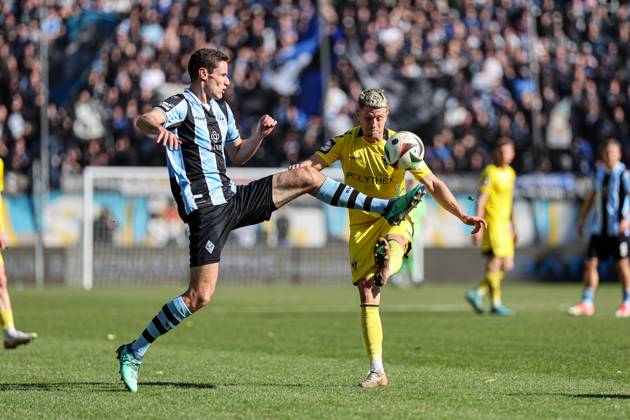 Maximilian Thalhammer (SV Waldhof Mannheim, 31) und Anton Heinz (Alemannia Aachen, Nr. 21) im Zweikampf beim SV Waldhof Mannheim - Alemannia Aachen am 02.03.25 in Carl Benz Stadion, Mannheim xamx Foto: Alfio Marino