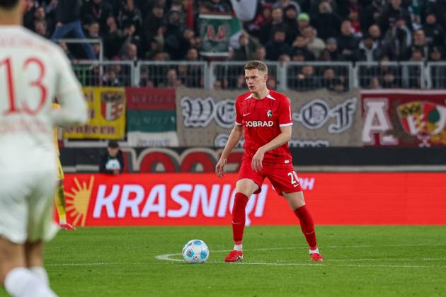 Matthias Ginter (SC Freiburg, 28) mit Ball, GER, FC Augsburg vs. SC Freiburg, Fussball, Bundesliga, 24. Spieltag, Spielzeit 2024 2025, 02.03.2025, DFL DFB REGULATIONS PROHIBIT ANY USE OF PHOTOGRAPHS as IMAGE SEQUENCES and or QUASI-VIDEO, GER, FC Augsburg vs. SC Freiburg, Fussball, Bundesliga, 24. Spieltag, Spielzeit 2024 2025, 02.03.2025 Augsburg Copyright: xEibner-Pressefoto JennixMaulx EP_JML