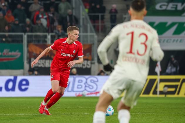 Matthias Ginter (SC Freiburg, 28) mit Ball, GER, FC Augsburg vs. SC Freiburg, Fussball, Bundesliga, 24. Spieltag, Spielzeit 2024 2025, 02.03.2025, DFL DFB REGULATIONS PROHIBIT ANY USE OF PHOTOGRAPHS as IMAGE SEQUENCES and or QUASI-VIDEO, GER, FC Augsburg vs. SC Freiburg, Fussball, Bundesliga, 24. Spieltag, Spielzeit 2024 2025, 02.03.2025 Augsburg Copyright: xEibner-Pressefoto JennixMaulx EP_JML