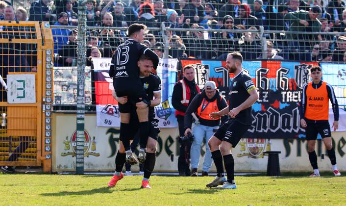 Leipzig, 02.03.2025, Alfred-Kunze-Sportpark,Fußball Regionalliga NO, Spieltag 24 , BSG CHEMIE LEIPZIG vs. CHEMNITZER FC , Tor für Chemnitz zum 1:1 Ausgleich. Eigentor. Im Bild: Chemnitzer Torjubel. V.l.: Leon Damer (13, Chemnitz), Robert Zickert (21, Chemnitz) und Tobias Müller Mueller (38, Chemnitz) , Nur für journalistische Zwecke. Only for editorial use! ,