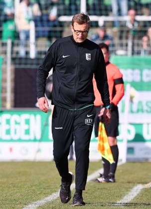 Leipzig, 02.03.2025, Alfred-Kunze-Sportpark,Fußball Regionalliga NO, Spieltag 24 , BSG CHEMIE LEIPZIG vs. CHEMNITZER FC , Platzverweis. Im Bild: David Bergner (Interims-Trainer Chemie Leipzig) verlässt nach Ampelkarte das Stadion , Nur für journalistische Zwecke. Only for editorial use! ,