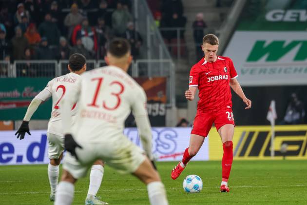 Matthias Ginter (SC Freiburg, 28) mit Ball, GER, FC Augsburg vs. SC Freiburg, Fussball, Bundesliga, 24. Spieltag, Spielzeit 2024 2025, 02.03.2025, DFL DFB REGULATIONS PROHIBIT ANY USE OF PHOTOGRAPHS as IMAGE SEQUENCES and or QUASI-VIDEO, GER, FC Augsburg vs. SC Freiburg, Fussball, Bundesliga, 24. Spieltag, Spielzeit 2024 2025, 02.03.2025 Augsburg Copyright: xEibner-Pressefoto JennixMaulx EP_JML