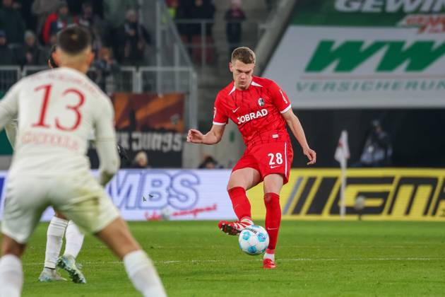 Matthias Ginter (SC Freiburg, 28) mit Ball, GER, FC Augsburg vs. SC Freiburg, Fussball, Bundesliga, 24. Spieltag, Spielzeit 2024 2025, 02.03.2025, DFL DFB REGULATIONS PROHIBIT ANY USE OF PHOTOGRAPHS as IMAGE SEQUENCES and or QUASI-VIDEO, GER, FC Augsburg vs. SC Freiburg, Fussball, Bundesliga, 24. Spieltag, Spielzeit 2024 2025, 02.03.2025 Augsburg Copyright: xEibner-Pressefoto JennixMaulx EP_JML