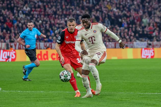 Alphonso Davies (FC Bayern Muenchen, 19) mit Ball mit Granit Xhaka (Bayer 04 Leverkusen, 34), GER, FC Bayern Muenchen vs. Bayer 04 Leverkusen, Fussball, UEFA Champions League, Achtelfinale Hinspiel, Spielzeit 2024 2025, 05.03.2025, GER, FC Bayern Muenchen vs. Bayer 04 Leverkusen, Fussball, UEFA Champions League, Achtelfinale Hinspiel, Spielzeit 2024 2025, 05.03.2025 Muenchen Copyright: xEibner-Pressefoto JennixMaulx EP_JML