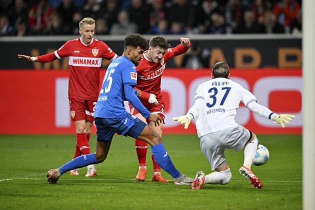 Strafraumszene, Torraumszene Torschuss Aktion Torchance Angelo Stiller VfB Stuttgart 06 gegen Kevin Akpoguma TSG 1899 Hoffenheim 25 Torwart Luca Philipp TSG 1899 Hoffenheim 37 hinten Chris Führich VfB Stuttgart 27 PreZero Arena, Sinsheim, Baden-Württemberg, Deutschland, Europa Penalty area scene, Goal area scene Goal shot Action Goal chance Angelo Stiller VfB Stuttgart 06 v Kevin Akpoguma TSG 1899 Hoffenheim 25 Goalkeeper Luca Philipp TSG 1899 Hoffenheim 37 at the back Chris Führich VfB Stuttgart 27 PreZero Arena, Sinsheim, Baden-Württemberg, Germany, Europe Copyright: imageBROKER MichaelxWeber iblimw12784169.jpg Bitte beachten Sie die gesetzlichen Bestimmungen des deutschen Urheberrechtes hinsichtlich der Namensnennung des Fotografen im direkten Umfeld der Veröffentlichung Strafraumszene, Torraumszene Torschuss Aktion Torchance Angelo Stiller VfB Stuttgart (06) gegen Kevin Akpoguma TSG 1899 imago images 0805378345