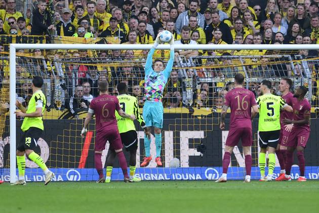 Torwart Finn Dahmen (FC Augsburg) in Aktion, am Ball, Einzelaktion waehrend des Spiels der 1. Bundesliga zwischen Borussia Dortmund und FC Augsburg, SIGNAL IDUNA PARK am 08. March 2025 in Dortmund, Deutschland. (Foto von Ralf Treese DeFodi Images) +++ Torwart Finn Dahmen (FC Augsburg) controls the ball during the Bundesliga match between Borussia Dortmund and FC Augsburg at Signal Iduna Park on March 8, 2025 in Dortmund, Germany. (Photo by Ralf Treese DeFodi Images) DFL regulations prohibit any use of photographs as image sequences and or quasi-video. (Photo by Ralf Treese DeFodi Images)