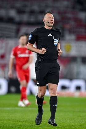 Schiedsrichter Sven Jablonski Schaut waehrend des Spiels der 1. Bundesliga zwischen SC Freiburg und RB Leipzig, Europa-Park Stadion am 08. March 2025 in Freiburg, Deutschland. (Foto von Harry Langer DeFodi Images) +++ Schiedsrichter Sven Jablonski Looks on during the Bundesliga match between SC Freiburg and RB Leipzig at Europa-Park Stadium on March 8, 2025 in Freiburg, Germany. (Photo by Harry Langer DeFodi Images) DFL regulations prohibit any use of photographs as image sequences and or quasi-video. (Photo by Harry Langer DeFodi Images) DFL regulations prohibit any use of photographs as image sequences and or quasi-video.