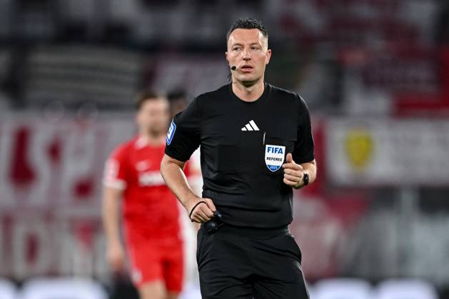 Schiedsrichter Sven Jablonski Schaut waehrend des Spiels der 1. Bundesliga zwischen SC Freiburg und RB Leipzig, Europa-Park Stadion am 08. March 2025 in Freiburg, Deutschland. (Foto von Harry Langer DeFodi Images) +++ Schiedsrichter Sven Jablonski Looks on during the Bundesliga match between SC Freiburg and RB Leipzig at Europa-Park Stadium on March 8, 2025 in Freiburg, Germany. (Photo by Harry Langer DeFodi Images) DFL regulations prohibit any use of photographs as image sequences and or quasi-video. (Photo by Harry Langer DeFodi Images) DFL regulations prohibit any use of photographs as image sequences and or quasi-video.