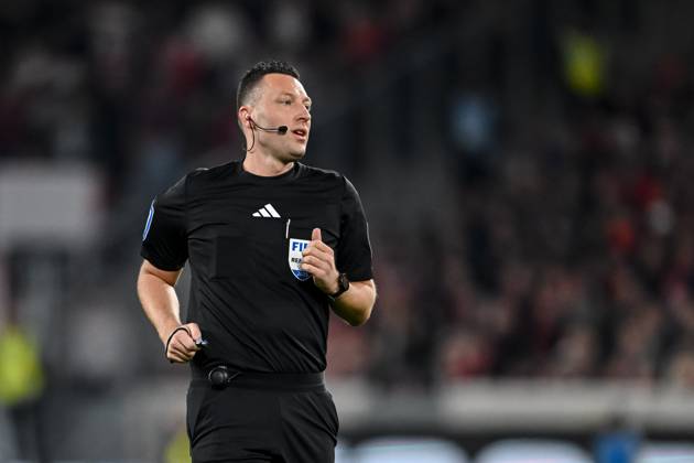 Schiedsrichter Sven Jablonski Schaut waehrend des Spiels der 1. Bundesliga zwischen SC Freiburg und RB Leipzig, Europa-Park Stadion am 08. March 2025 in Freiburg, Deutschland. (Foto von Harry Langer DeFodi Images) +++ Schiedsrichter Sven Jablonski Looks on during the Bundesliga match between SC Freiburg and RB Leipzig at Europa-Park Stadium on March 8, 2025 in Freiburg, Germany. (Photo by Harry Langer DeFodi Images) DFL regulations prohibit any use of photographs as image sequences and or quasi-video. (Photo by Harry Langer DeFodi Images) DFL regulations prohibit any use of photographs as image sequences and or quasi-video.