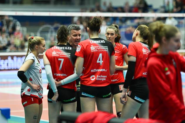 Alexander Waibl (Cheftrainer Dresdner SC) spricht in der Satzpause mit seinem Team - Dresdner SC vs. Ladies in Black Aachen, 1. Volleyball Bundesliga Frauen, Spielzeit 2024 2025, 08.03.2025 Dresdner SC vs. Ladies in Black Aachen, 1. Volleyball Bundesliga Frauen, Spielzeit 2024 2025, 08.03.2025 Dresden Copyright: xEibner-Pressefoto xHoepnerx EP_PHR
