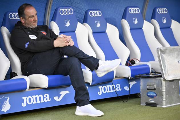 vor Spielbeginn: Trainer Coach Frank Schmidt 1. FC Heidenheim 1846 FCH sitzt auf Trainerbank TSG 1899 Hoffenheim vs 1. FC Heidenheim 1846 FCH 09.03.2025 DFL REGULATIONS PROHIBIT ANY USE OF PHOTOGRAPHS AS IMAGE SEQUENCES AND OR QUASI-VIDEO TSG 1899 Hoffenheim vs 1. FC Heidenheim 1846 FCH