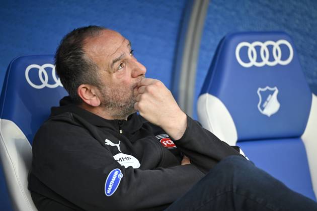 vor Spielbeginn: Trainer Coach Frank Schmidt 1. FC Heidenheim 1846 FCH sitzt auf Trainerbank nachdenklich TSG 1899 Hoffenheim vs 1. FC Heidenheim 1846 FCH 09.03.2025 DFL REGULATIONS PROHIBIT ANY USE OF PHOTOGRAPHS AS IMAGE SEQUENCES AND OR QUASI-VIDEO TSG 1899 Hoffenheim vs 1. FC Heidenheim 1846 FCH