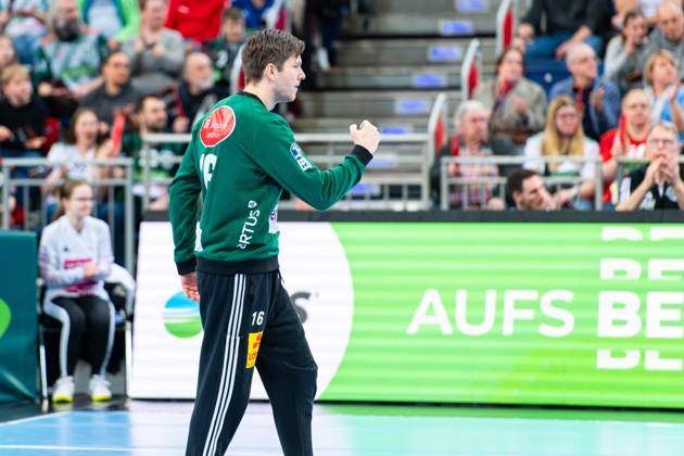 Simon Gade (TSV Hannover-Burgdorf, Nr. 16) (v.l.), TSV Hannover-Burgdorf (rot) gegen HSV Hamburg (weiss) am 22. Spieltag der Saison 2024 2025 in der DAIKIN Handball-Bundesliga (09.03.2025, ZAG Arena (Hannover, GER), Copyright: xJanxGuentherx xTSVxHannover-Burgdorfx