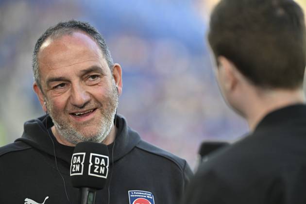 vor Spielbeginn: Trainer Coach Frank Schmidt 1. FC Heidenheim 1846 FCH Portrait im Interview Mikrofon Mikro Logo DAZN TSG 1899 Hoffenheim vs 1. FC Heidenheim 1846 FCH 09.03.2025 DFL REGULATIONS PROHIBIT ANY USE OF PHOTOGRAPHS AS IMAGE SEQUENCES AND OR QUASI-VIDEO TSG 1899 Hoffenheim vs 1. FC Heidenheim 1846 FCH