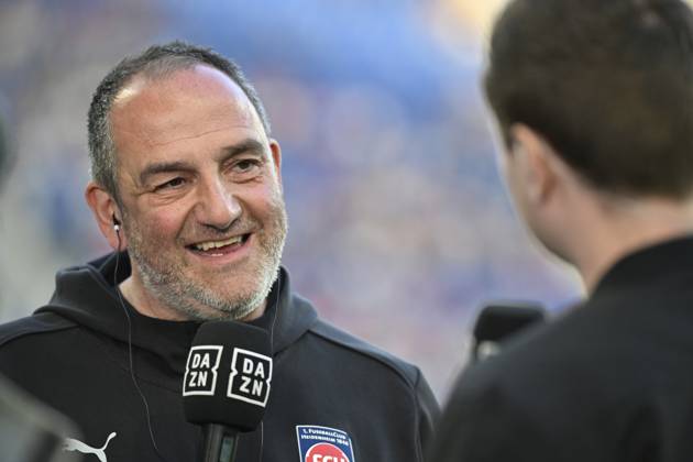 vor Spielbeginn: Trainer Coach Frank Schmidt 1. FC Heidenheim 1846 FCH Portrait im Interview Mikrofon Mikro Logo DAZN TSG 1899 Hoffenheim vs 1. FC Heidenheim 1846 FCH 09.03.2025 DFL REGULATIONS PROHIBIT ANY USE OF PHOTOGRAPHS AS IMAGE SEQUENCES AND OR QUASI-VIDEO TSG 1899 Hoffenheim vs 1. FC Heidenheim 1846 FCH