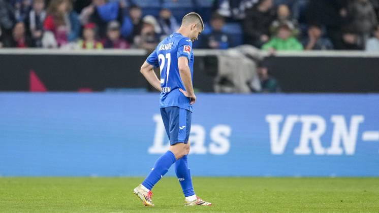 Andrej Kramaric (Hoffenheim, 27), Spieler der TSG 1899 Hoffenheim, enttäuscht über das Unentschieden, nur remis, Enttäuschung nach dem Schlusspfiff, Highlight, Punktverlust, Frustration, disappointed, pessimistisch, 09.03.2025, Sinsheim (Deutschland), Fussball, Bundesliga, TSG 1899 Hoffenheim - 1. FC Heidenheim, DFB DFL REGULATIONS PROHIBIT ANY USE OF PHOTOGRAPHS AS IMAGE SEQUENCES AND OR QUASI-VIDEO.