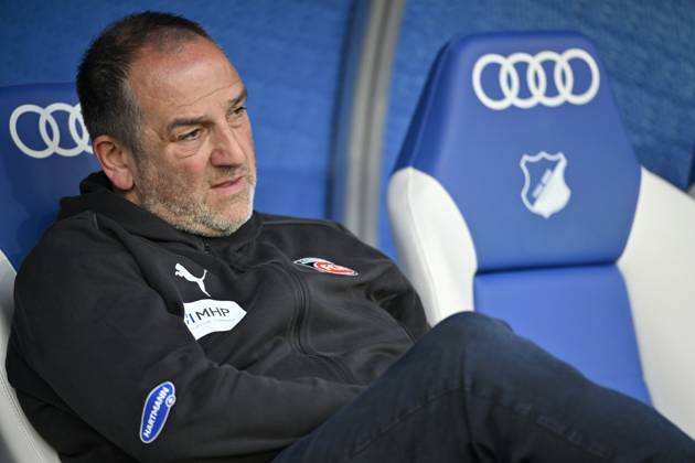 vor Spielbeginn: Trainer Coach Frank Schmidt 1. FC Heidenheim 1846 FCH sitzt auf Trainerbank TSG 1899 Hoffenheim vs 1. FC Heidenheim 1846 FCH 09.03.2025 DFL REGULATIONS PROHIBIT ANY USE OF PHOTOGRAPHS AS IMAGE SEQUENCES AND OR QUASI-VIDEO TSG 1899 Hoffenheim vs 1. FC Heidenheim 1846 FCH