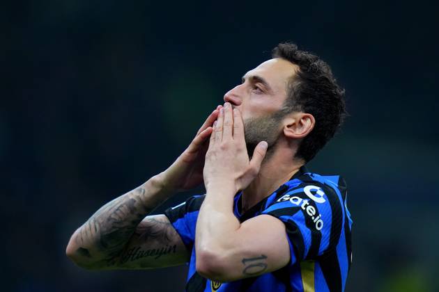 Sport Bilder des Tages Inter Milan s Hakan Calhanoglu celebrates after scoring 2-0 during the Uefa Champions League soccer match between Inter and Feyenoord at the San Siro Stadium in Milan, north Italy - Tuesday , March 11 , 2025. - Soccer . Copyright: xSpada LaPressex