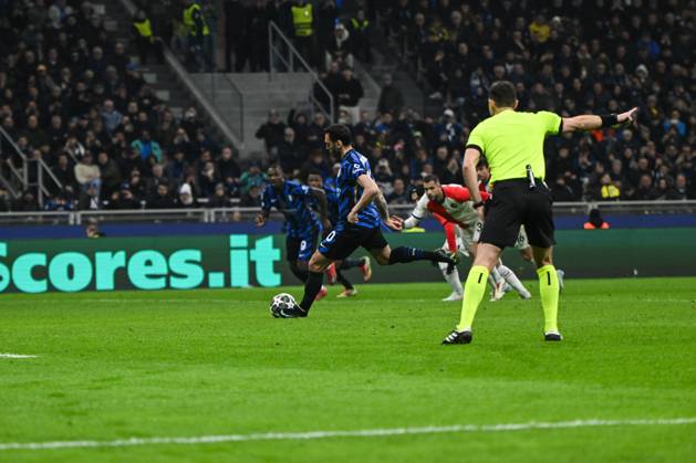 Hakan Calhanoglu of FC Internazionale scores a penalty during the UEFA Champions League round of 16 second leg match between Inter FC Internazionale and Feyenoord Rotterdam, on 10 of March 2025, at Giuseppe Meazza San Siro Siro stadium in Milan, Italy Copyright: xTizianoxBallabio IPAxSportx xipa-agency.netx xx IPA_55225024 IPA_Agency_IPA55225024