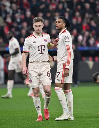 Joshua Kimmich (Bayern Muenchen), Michael Olise (Bayern München), v.li. 11.03.2025, Fussball UEFA Champions League 2024 25, Achtelfinale, Rückspiel, Bayer 04 Leverkusen - FC Bayern München 0:2 Foto: Maik Hölter Team2 UEFA regulations prohibit any use of photographs as image sequences and or quasi-video Leverkusen BayArena Nordrhein Westfalen Deutschland
