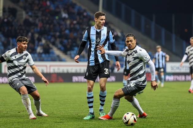 Maximilian Thalhammer (SV Waldhof Mannheim, 31) und Justin Butler (SV Sandhausen, Nr. 10) beim SV Waldhof Mannheim - SV Sandhausen am 12.03.25 in Carl Benz Stadion, Mannheim xamx Foto: Alfio Marino