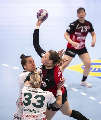 HANDBALL FRAUEN 1. BUNDESLIGA 21. SPIELTAG THC - FRISCH AUF GÖPPINGEN ** NUR FÜR REDAKTIONELLE ZWECKE ** EDITORIAL USE ONLY **<p>12 03 2025-Bad Langensalza: Handball Frauen 1. Bundesliga Frauen Saison 2024-2025 Salzhalle 21. Spieltag Thüringer HC - FRISCH AUF Göppingen im Foto: Csenge Kuczora 59 (Thüringer HC) im Zweikampf mit Luisa Schulze 33 (FRISCH AUF Göppingen) ( Deutschland Thueringen Bad Langensalza Copyright: SaschaxFromm