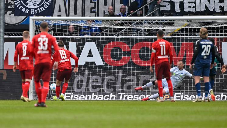 Paderborn, Home Deluxe Arena, 15.03.25, GER, Herren, 2.Bundesliga, Saison 2024-2025, SC Paderborn 07 - 1.FC Kaiserslautern Bild: Daniel HANSLIK (Kaiserslautern) macht das Tor zum 3:1 Only for editorial use! DFL regulations prohibit any use of photographs as image sequences and or quasi-video. NRW Deutschland