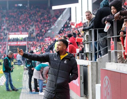 Fussball-Bundesliga - Saison 2024 2025 Mewa-Arena Mainz - 15.03.2025 1. FSV Mainz 05 (mz) - FC Freiburg (fr) 2:2 Ein Selfie mit Torwart Noah ATUBOLU (SC Freiburg) DFL REGULATIONS PROHIBIT ANY USE OF PHOTOGRAPHS AS IMAGE SEQUENCES AND OR QUASI VIDEO EDITORIAL USE ONLY NATIONAL AND INTERNATIONAL NEWS AGENCIES OUT Fussball-Bundesliga - 1. FSV Mainz 05
