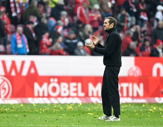 Fussball-Bundesliga - Saison 2024 2025 Mewa-Arena Mainz - 15.03.2025 1. FSV Mainz 05 (mz) - FC Freiburg (fr) 2:2 Trainer Julian SCHUSTER (SC Freiburg) bedankt sich bei den Fans DFL REGULATIONS PROHIBIT ANY USE OF PHOTOGRAPHS AS IMAGE SEQUENCES AND OR QUASI VIDEO EDITORIAL USE ONLY NATIONAL AND INTERNATIONAL NEWS AGENCIES OUT Fussball-Bundesliga - 1. FSV Mainz 05